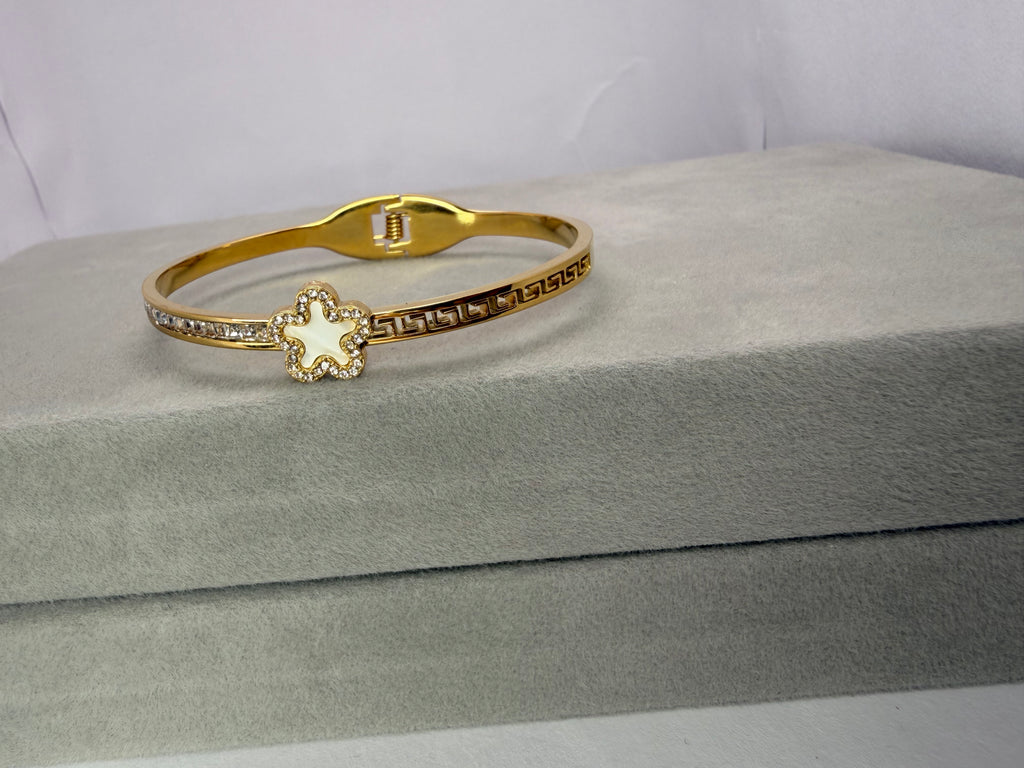 Sparkling Clover Bracelet