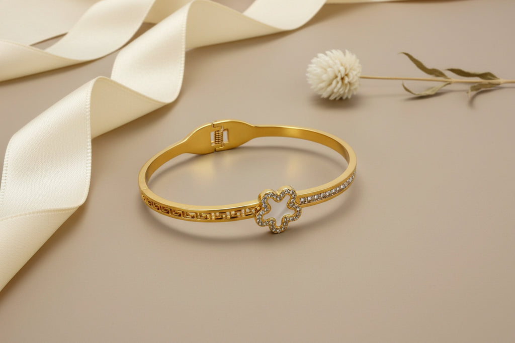 Sparkling Clover Bracelet
