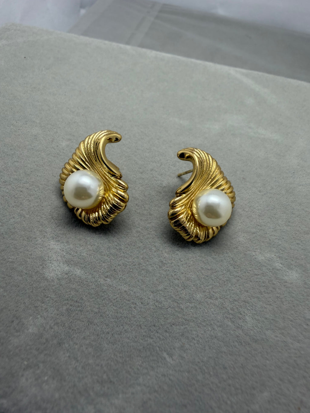 Vintage Wave Pearl Stud Earrings
