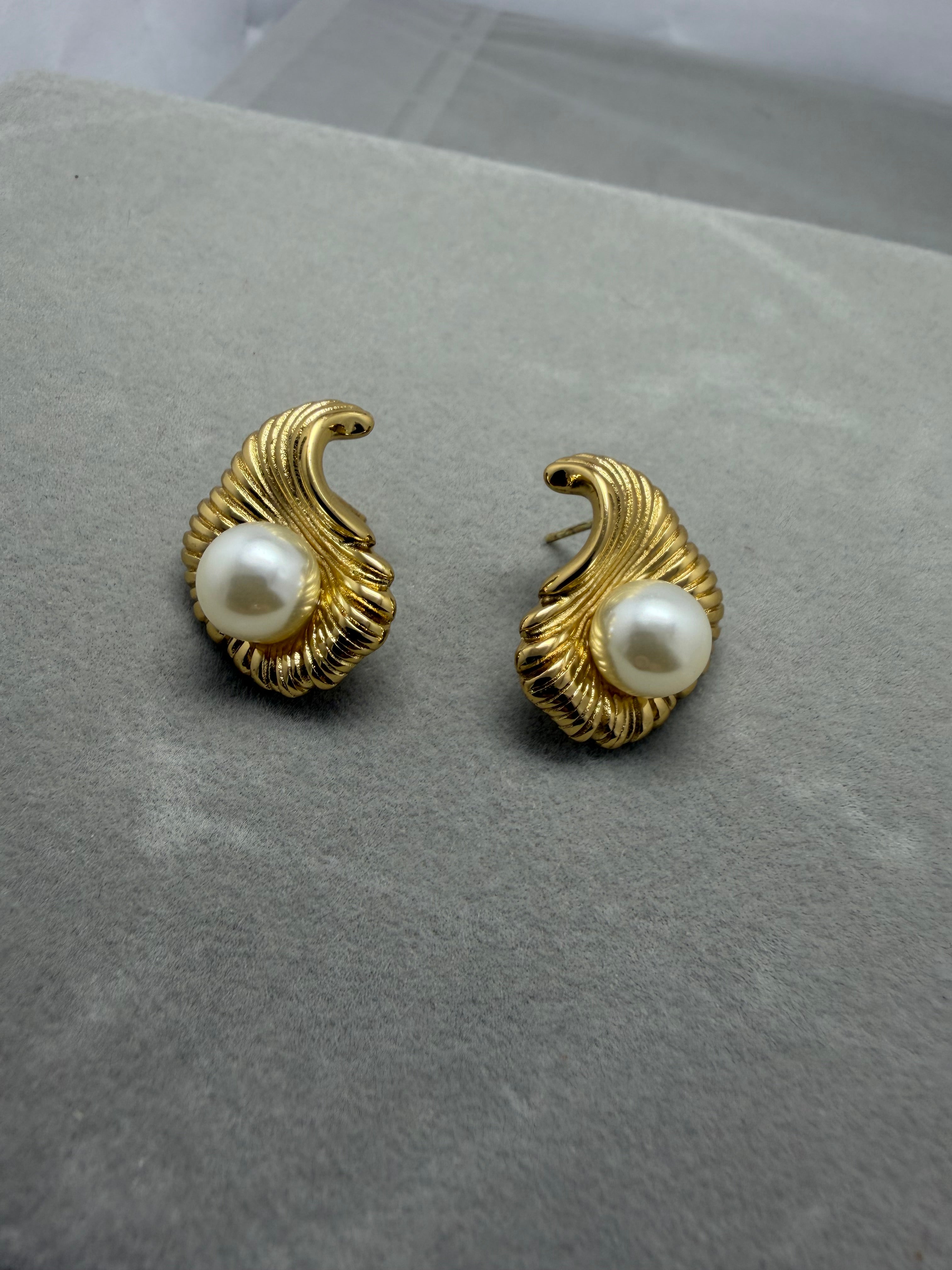 Vintage Wave Pearl Stud Earrings