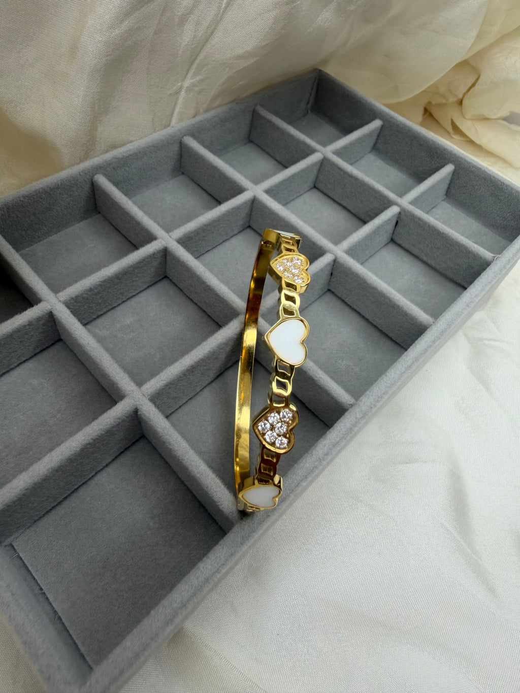 Eternelle Hearts Bangle