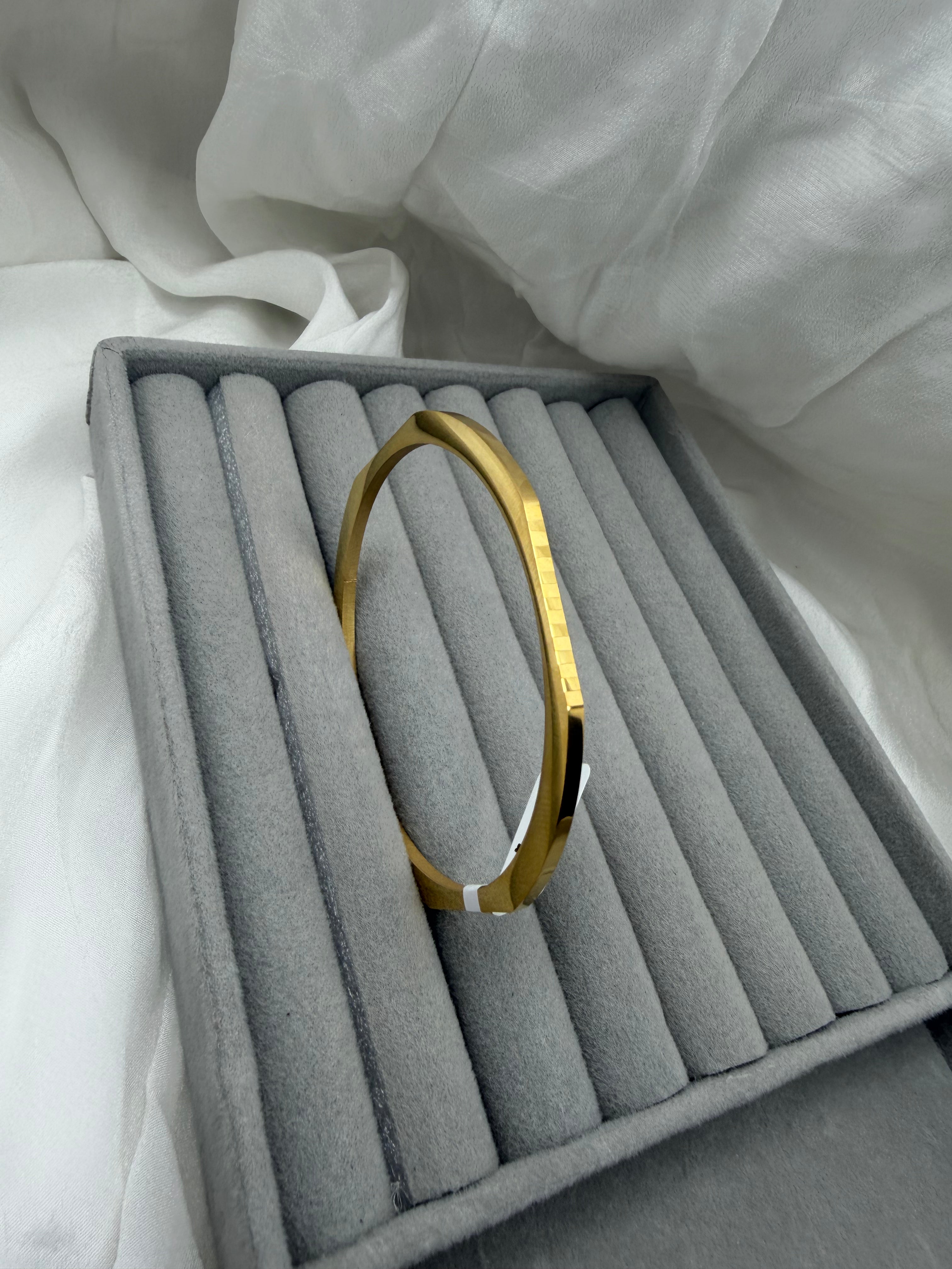 Hexa Facet Minimal Kada – 18K Gold PVD Bangle