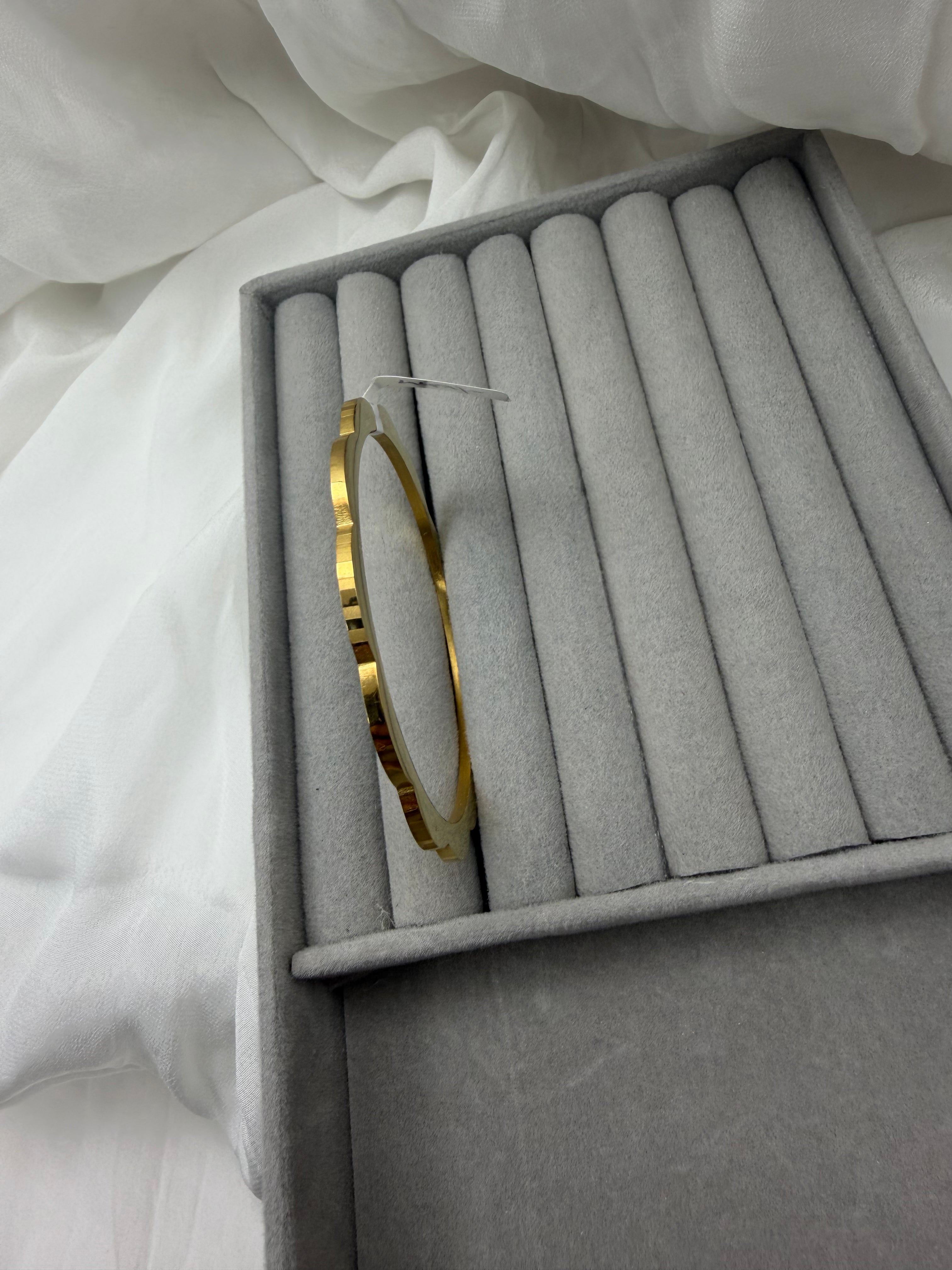 Petal Edge Minimal Kada – 18K Gold PVD